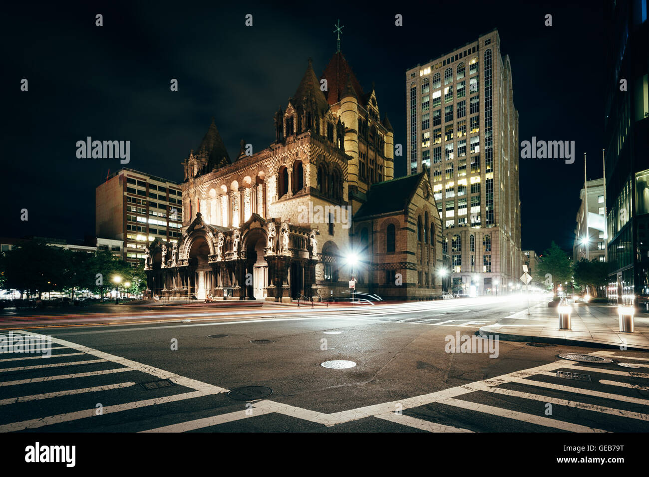 Église de la Trinité et l'intersection de Saint James Avenue et Place de la Trinité, dans Back Bay, Boston, Massachusetts. Banque D'Images