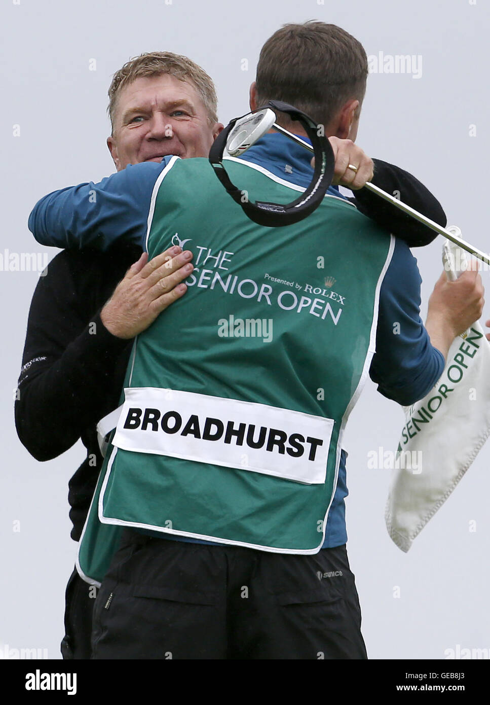 L'Angleterre Paul Broadhurst célèbre après avoir remporté le Championnat senior 2016 avec fils et caddie Sam Broadhurst à Carnoustie Golf Links. ASSOCIATION DE PRESSE Photo. Photo date : dimanche 24 juillet 2016. Voir histoire de PA Carnoustie GOLF. Crédit photo doit se lire : Jane Barlow/PA Wire. RESTRICTIONS : Utiliser l'objet de restrictions. Usage éditorial uniquement. Pas d'utilisation commerciale. Appelez le  +44 (0)1158 447447 pour de plus amples informations. Banque D'Images