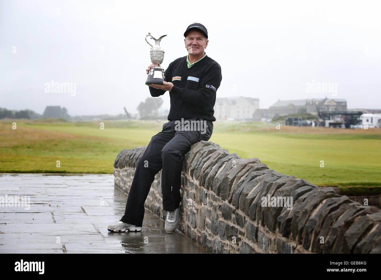 L'Angleterre Paul Broadhurst célèbre après avoir remporté le Championnat senior 2016 à Carnoustie Golf Links. Banque D'Images