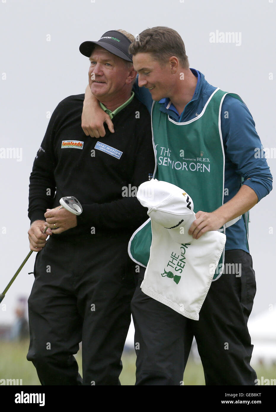 L'Angleterre Paul Broadhurst célèbre après avoir remporté le Championnat senior 2016 avec fils et caddie Sam Broadhurst à Carnoustie Golf Links. Banque D'Images