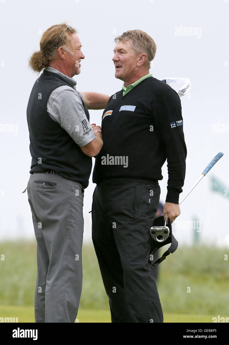 L'Angleterre Paul Broadhurst est félicité par l'Espagne, Miguel Angel Jimenez (gauche) sur la 18e après avoir remporté le Championnat senior 2016 à Carnoustie Golf Links. Banque D'Images