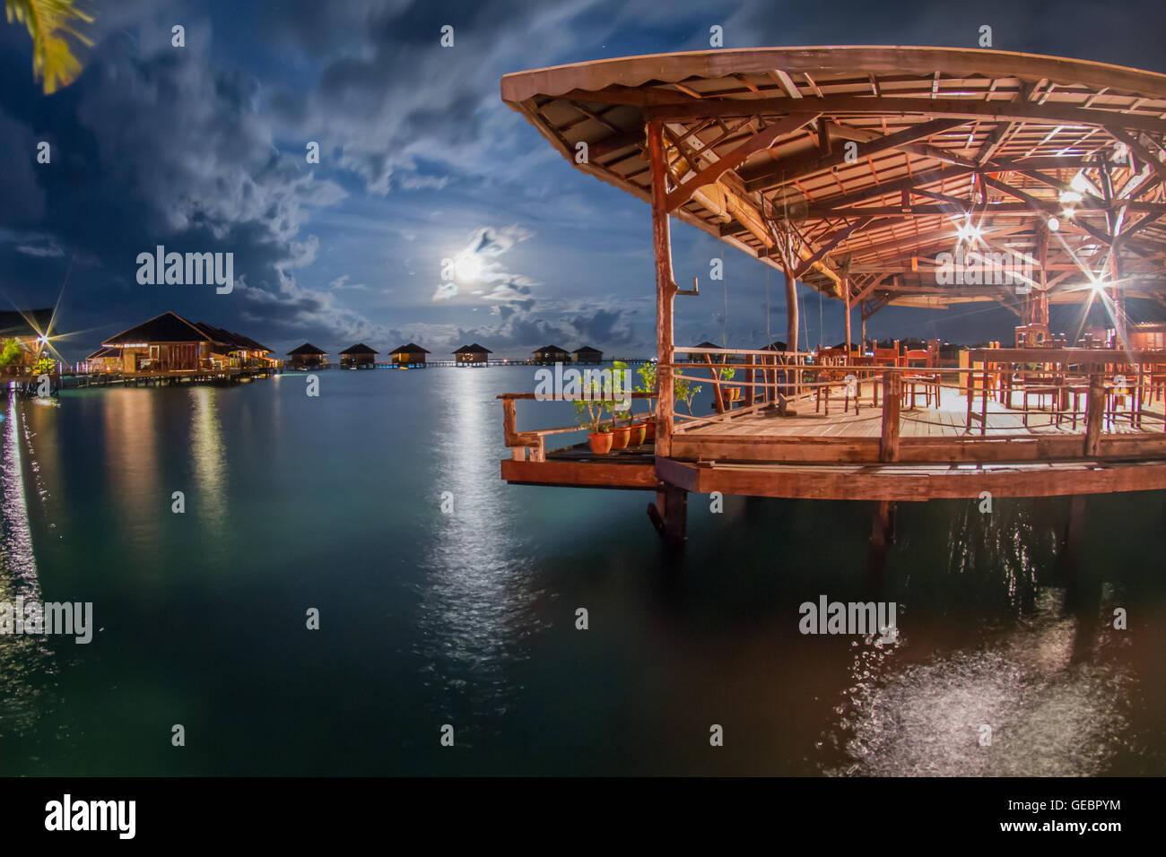 Resort paysage eau Océan mer ciel lune nuit bungalow Bornéo Banque D'Images