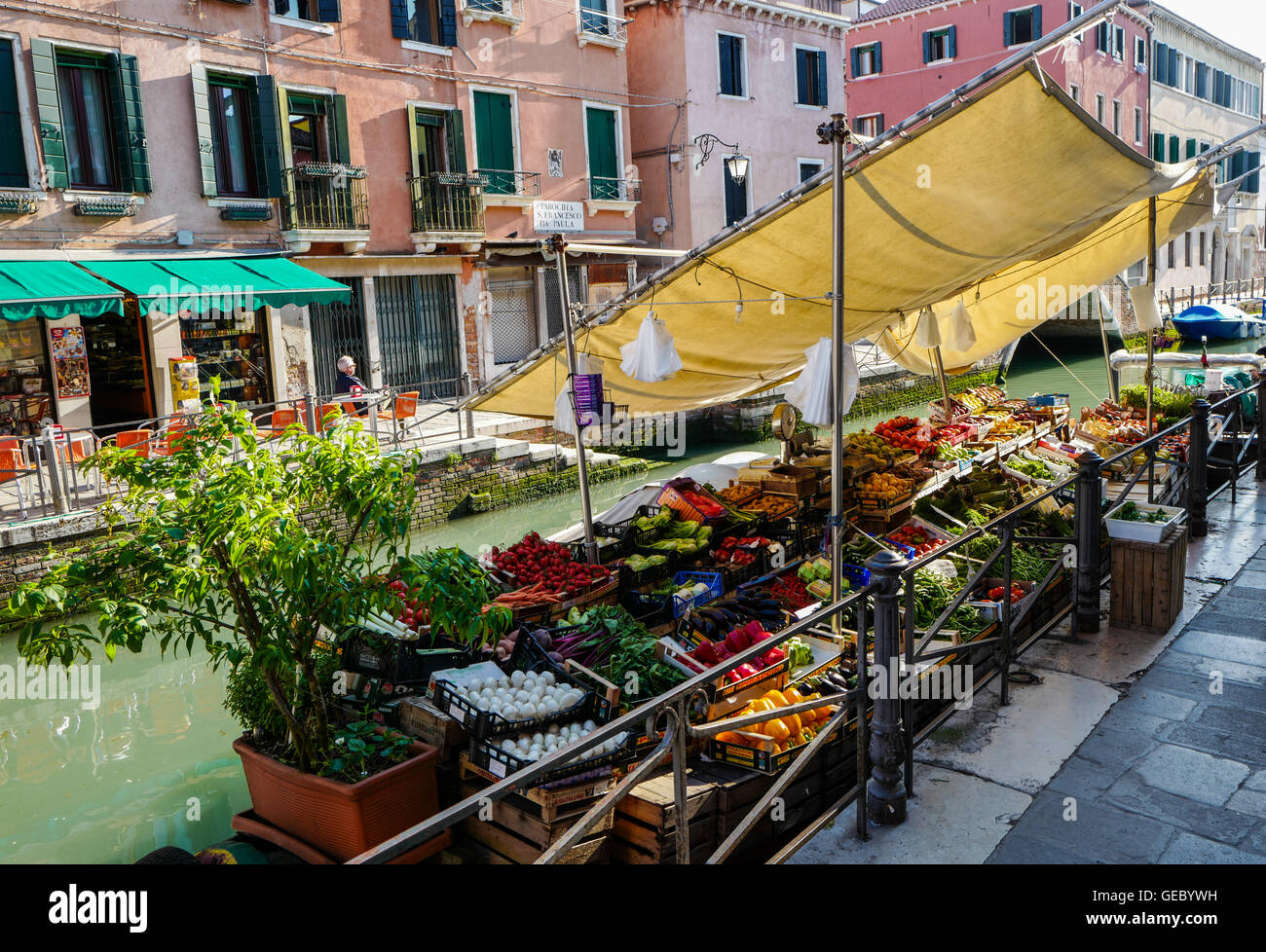 Fruits et légumes frais du marché bateau amarré dans io San Barnaba Venise, Italie Banque D'Images