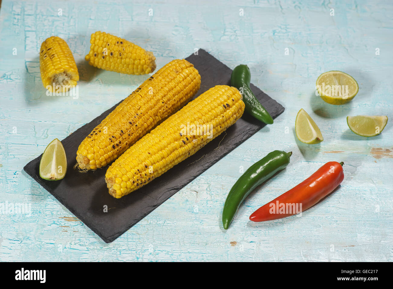 Les épis de maïs cuits sur tableau bleu de style mexicain Banque D'Images