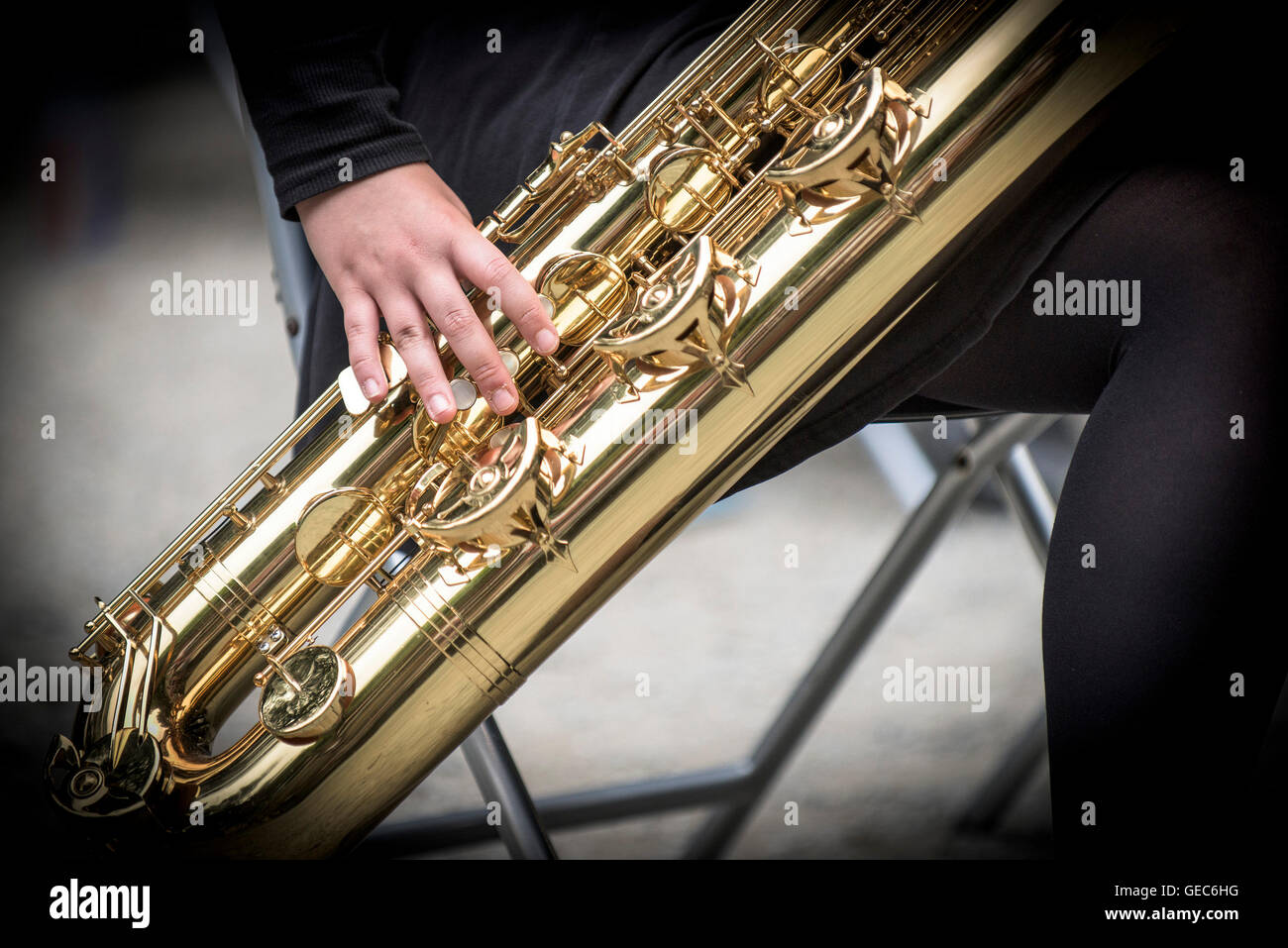 Un saxophoniste dans un orchestre de jazz se produit à Trebah Gardens amphithéâtre à Cornwall. Banque D'Images