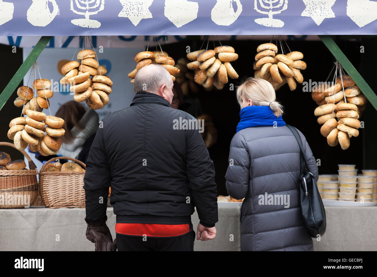 Un couple qui achète du pain juif à Kaziuko mugė ou Saint Casimir est juste un festival annuel en novembre à Vilnius, Lituanie Banque D'Images