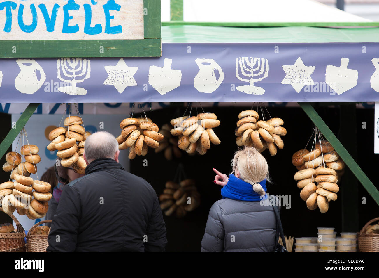 Un couple de consulter et d'acheter du pain juif à Kaziuko mugė ou Saint Casimir est juste un festival annuel en novembre à Vilnius, Lituanie Banque D'Images
