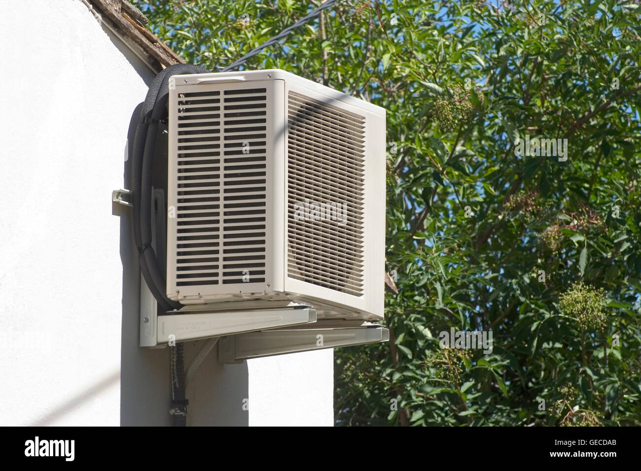 Système de climatisation sur une vieille maison en pierre dans le sud de la  France Photo Stock - Alamy