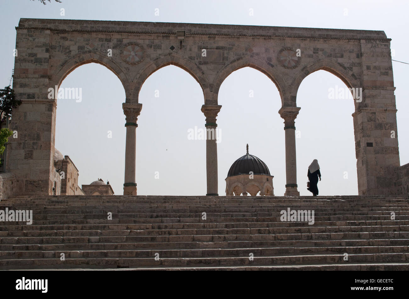 Jérusalem : une femme musulmane sur la chaussée avec arches sur le mont du Temple, l'un des plus importants sites religieux dans le monde Banque D'Images