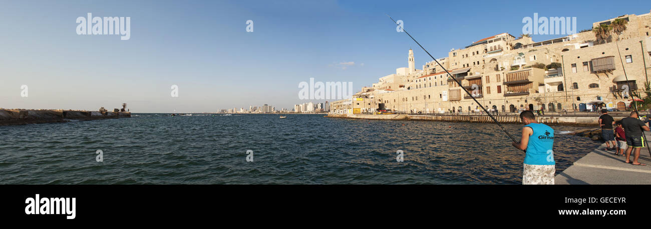 Israël, Moyen-Orient : vue panoramique sur la vieille ville de Jaffa, la partie la plus ancienne de Tel Aviv Yafo, et son port au coucher du soleil Banque D'Images