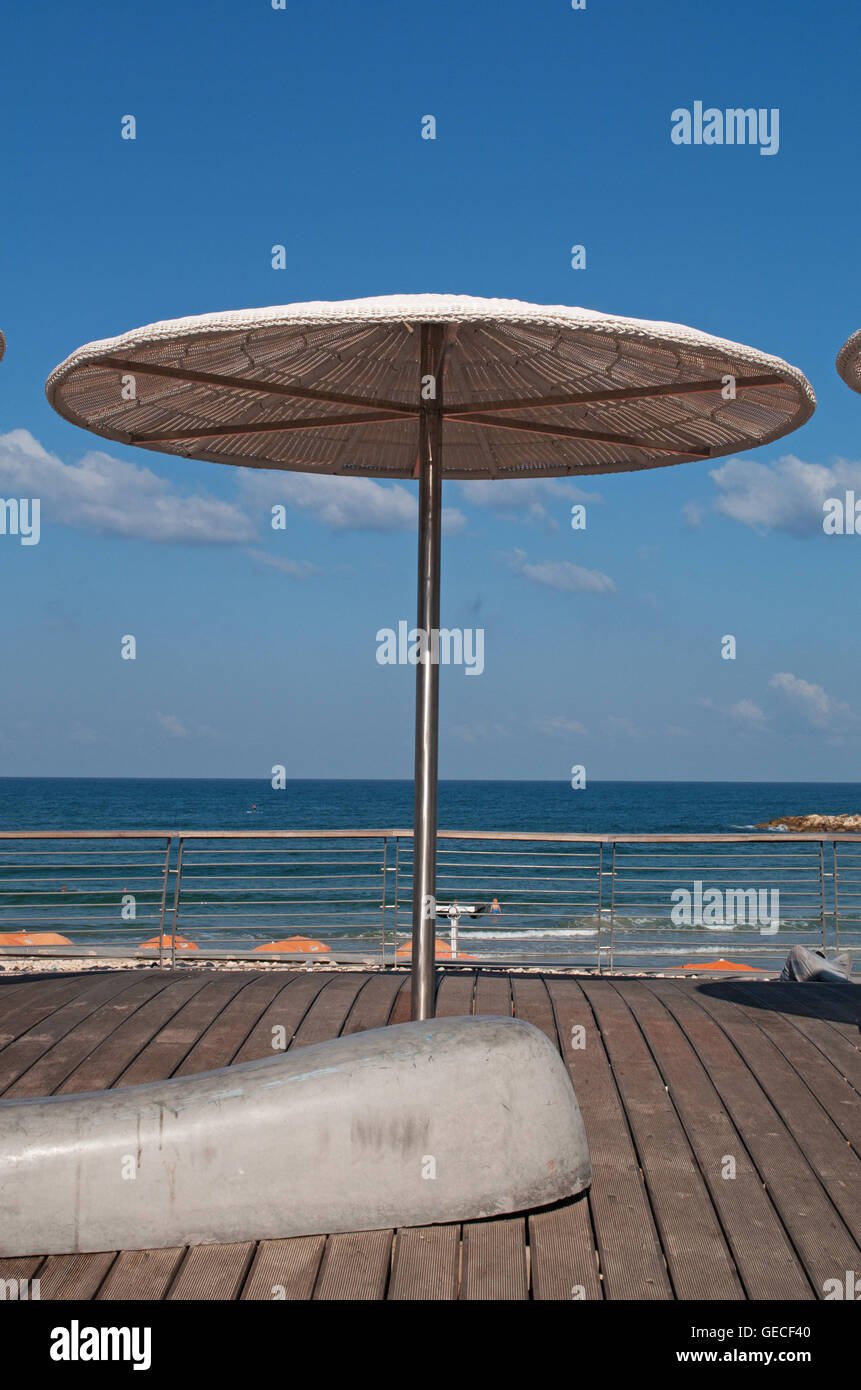Tel Aviv, Israël : un parapluie de plage sur la promenade de Tel Aviv Banque D'Images