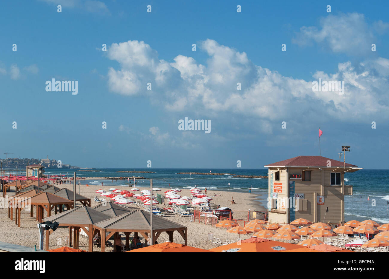 Israël : une tour de garde sur une plage sur la Tayelet, la promenade de Tel Aviv, le célèbre front de mer le long du littoral méditerranéen Banque D'Images