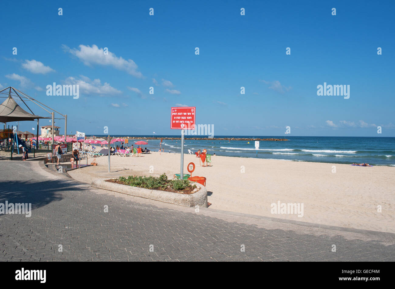 Tel Aviv, Israël : vue panoramique de la Méditerranée et de la plage Metzitzim, une famille friendly bay près de Namal Tel Aviv, Port de Tel Aviv Banque D'Images