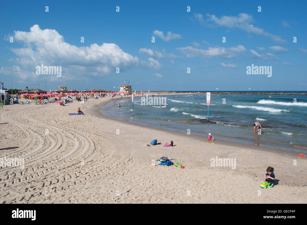 Tel Aviv, Israël : vue panoramique de la Méditerranée et de la plage Metzitzim, une famille friendly bay près de Namal Tel Aviv, Port de Tel Aviv Banque D'Images