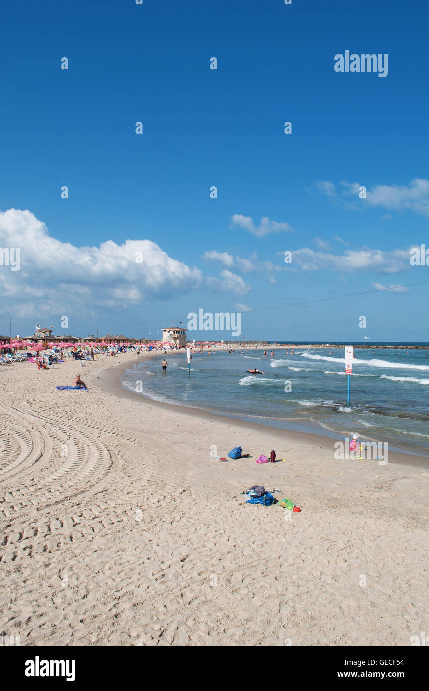 Tel Aviv, Israël : vue panoramique de la Méditerranée et de la plage Metzitzim, une famille friendly bay près de Namal Tel Aviv, Port de Tel Aviv Banque D'Images