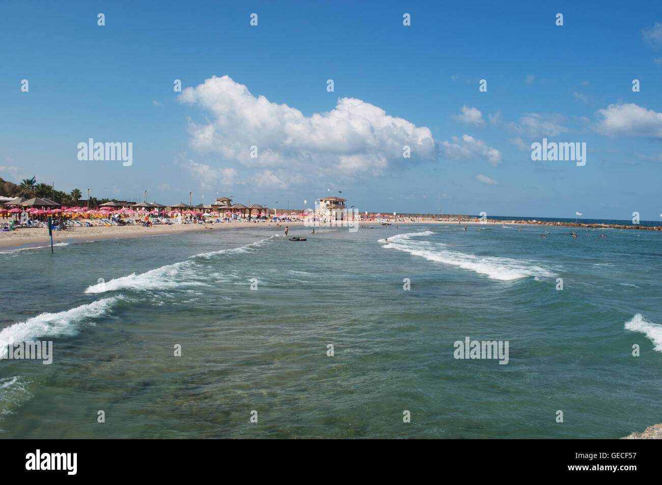 Tel Aviv, Israël : vue panoramique de la Méditerranée et de la plage Metzitzim, une famille friendly bay près de Namal Tel Aviv, Port de Tel Aviv Banque D'Images