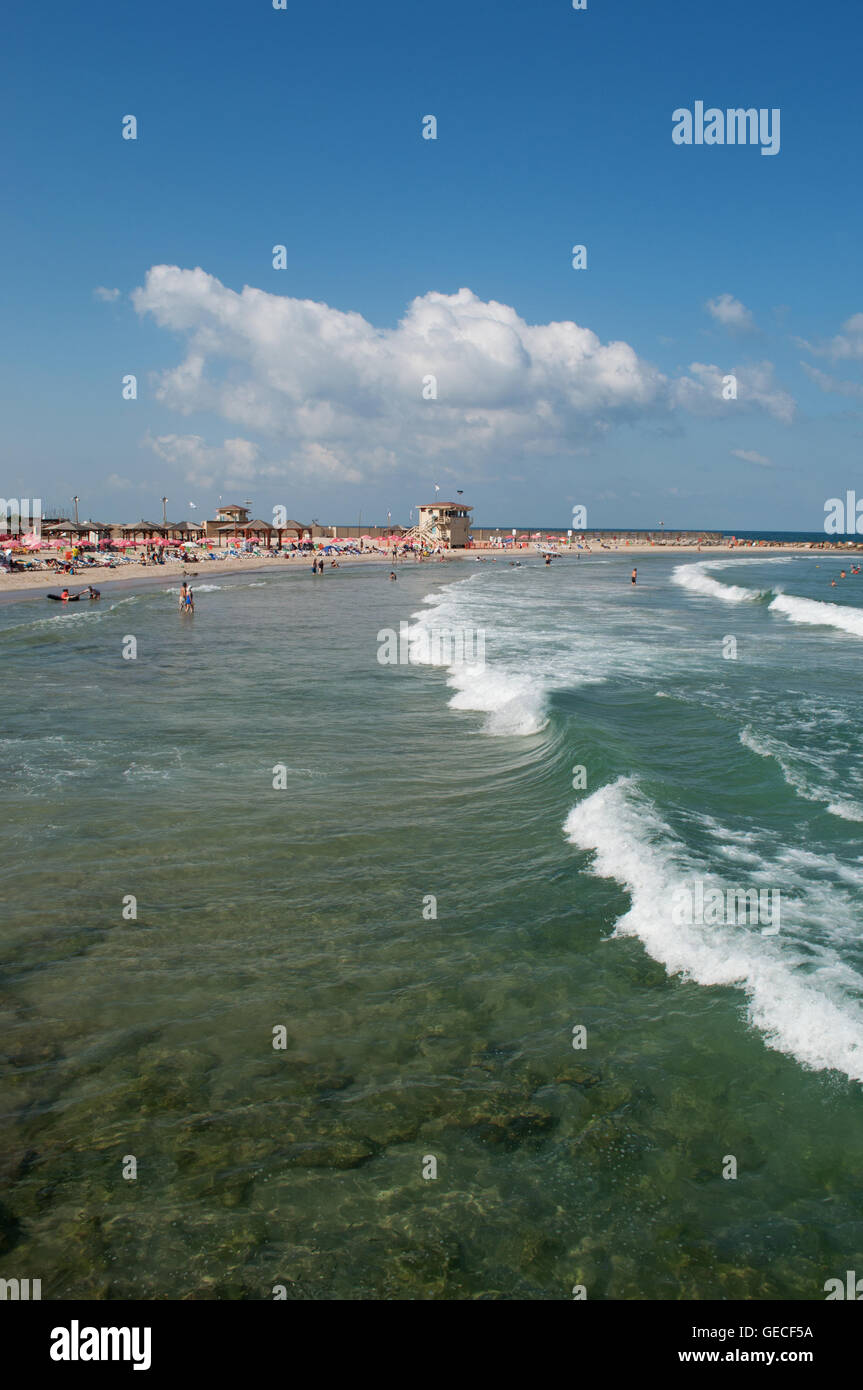 Tel Aviv, Israël : vue panoramique de la Méditerranée et de la plage Metzitzim, une famille friendly bay près de Namal Tel Aviv, Port de Tel Aviv Banque D'Images