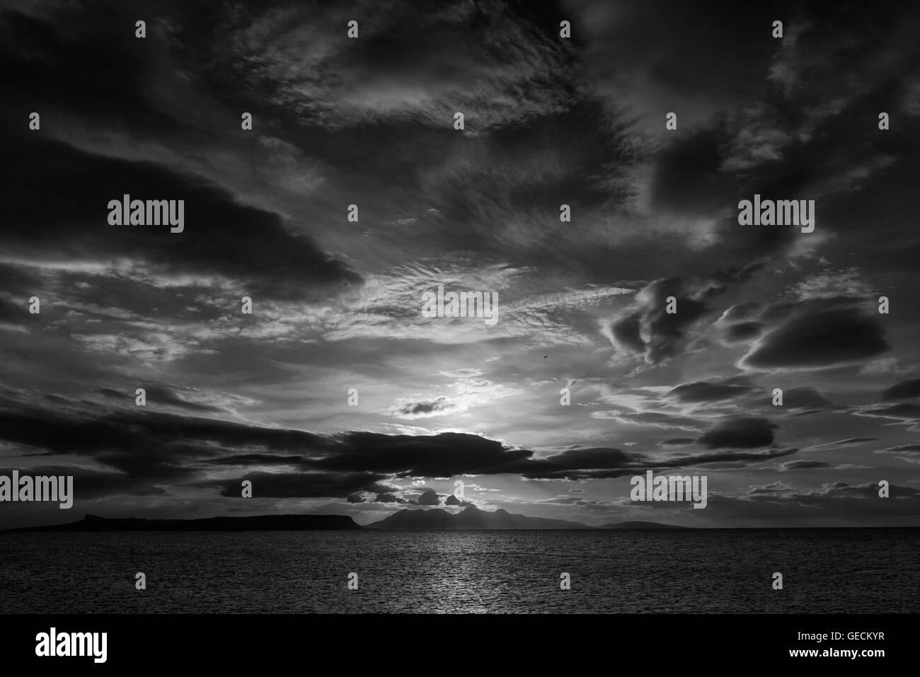 Coucher de soleil sur les îles de Eigg Rum et deux des petites îles des Hébrides intérieures, d'Arisaig dans le district de Lochaber, Banque D'Images