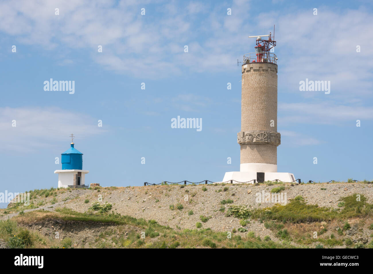 Big Utrish, Russie - 17 mai 2016 : Monument à la pointe et une chapelle sur l'île d'Utrish, construit en 1975 en hommage à Banque D'Images