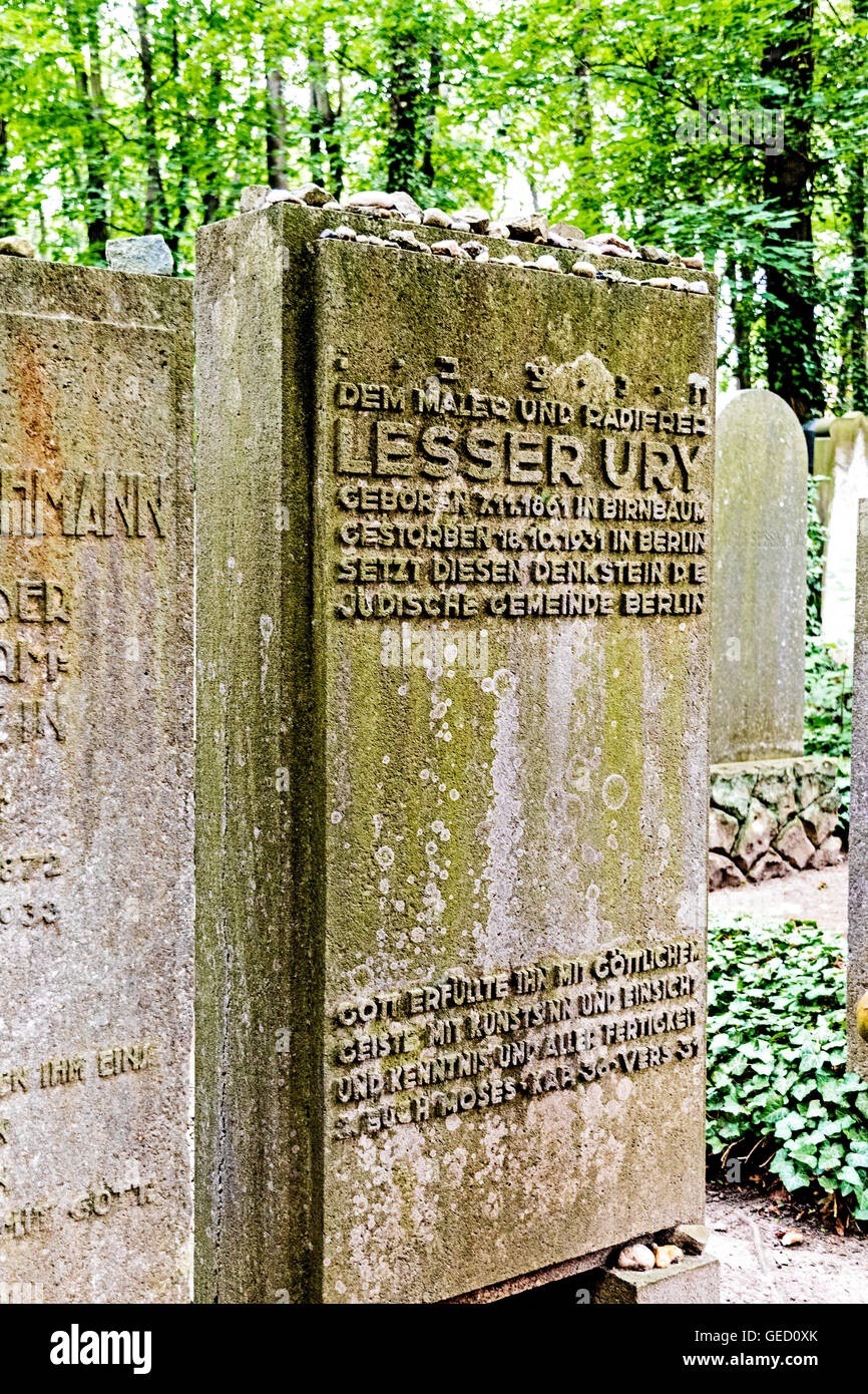 Tombe de Lesser Ury au cimetière juif de Berlin Weissensee ; grab von Lesser Ury, berühmt für seine Bilder von Berlin Banque D'Images