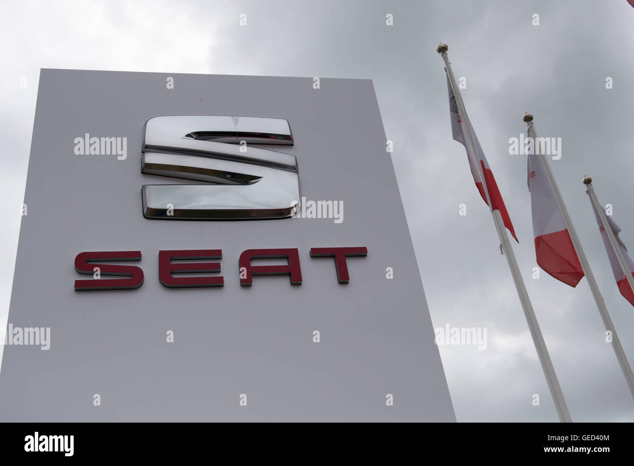 Fabricant de voiture siège logo signe à un garage automobile. Banque D'Images