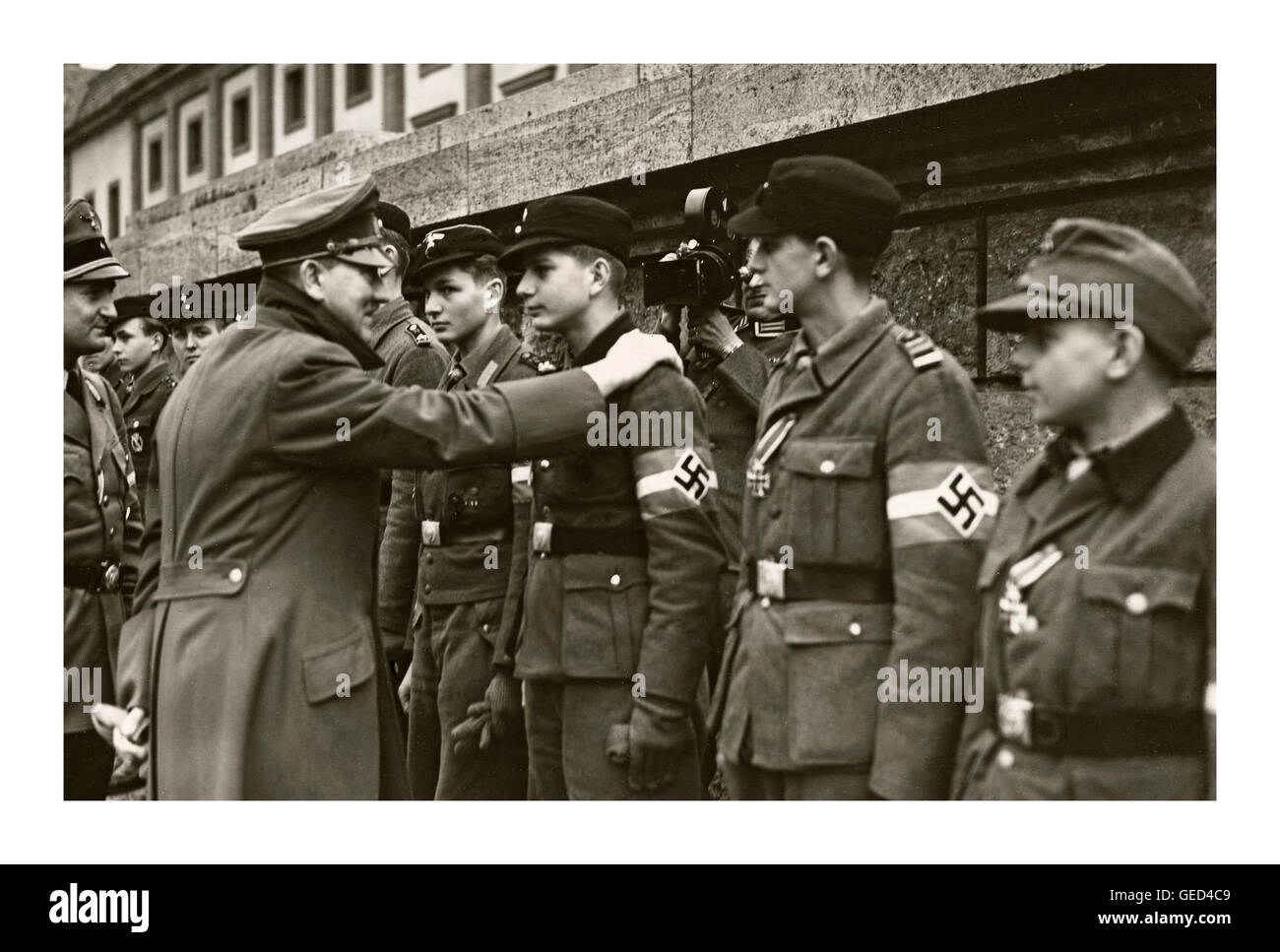 HITLER LES DERNIERS JOURS 1945 une des dernières apparitions publiques Et des images de la rencontre d'Adolf Hitler et de l'attribution des médailles à Son fiancé loyal mais trompé les membres de la jeunesse hitlérienne le 1945 avril Deuxième Guerre mondiale Banque D'Images
