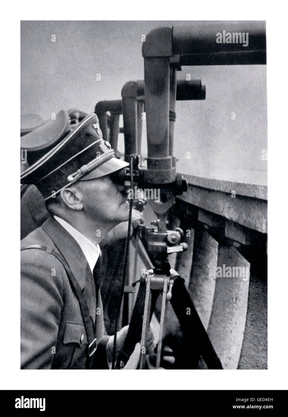 ADOLF HITLER VARSOVIE POLOGNE INVASION OCCUPATION SIÈGE Adolf Hitler regarde à travers le périscope binoculaire une bataille menée à l'extérieur de Varsovie pendant le siège en 1939. Banque D'Images