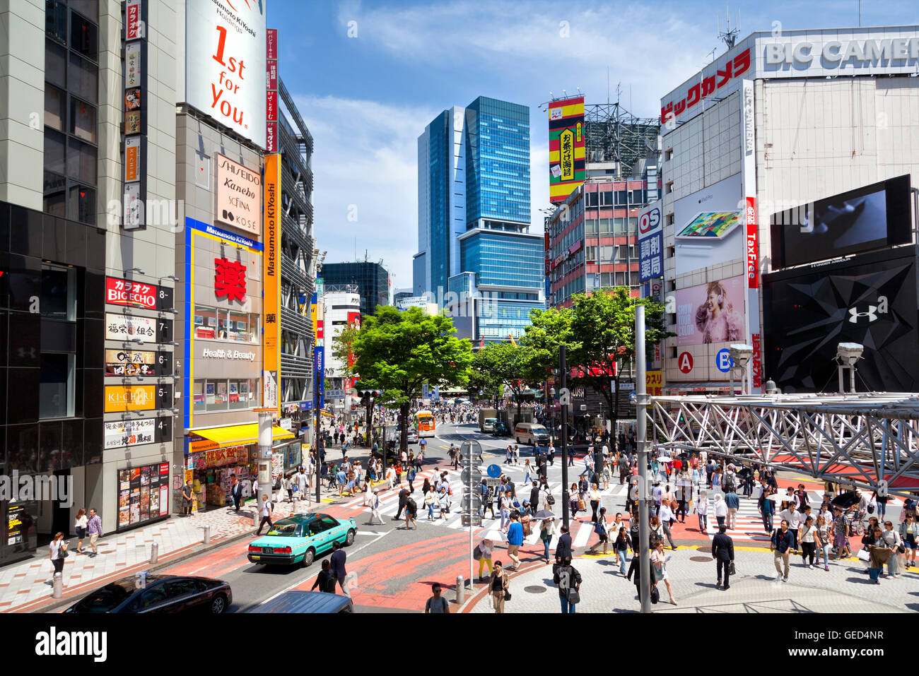TOKYO, JAPON - 18 mai 2016 : croisement de Shibuya, c'est le quartier commerçant qui entoure la gare de Shibuya. Banque D'Images