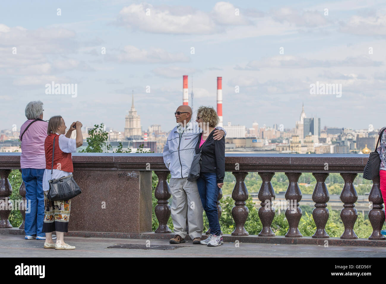 Les touristes sur une plate-forme d'observation sur le mont des Moineaux, Moscou, Russie. Banque D'Images