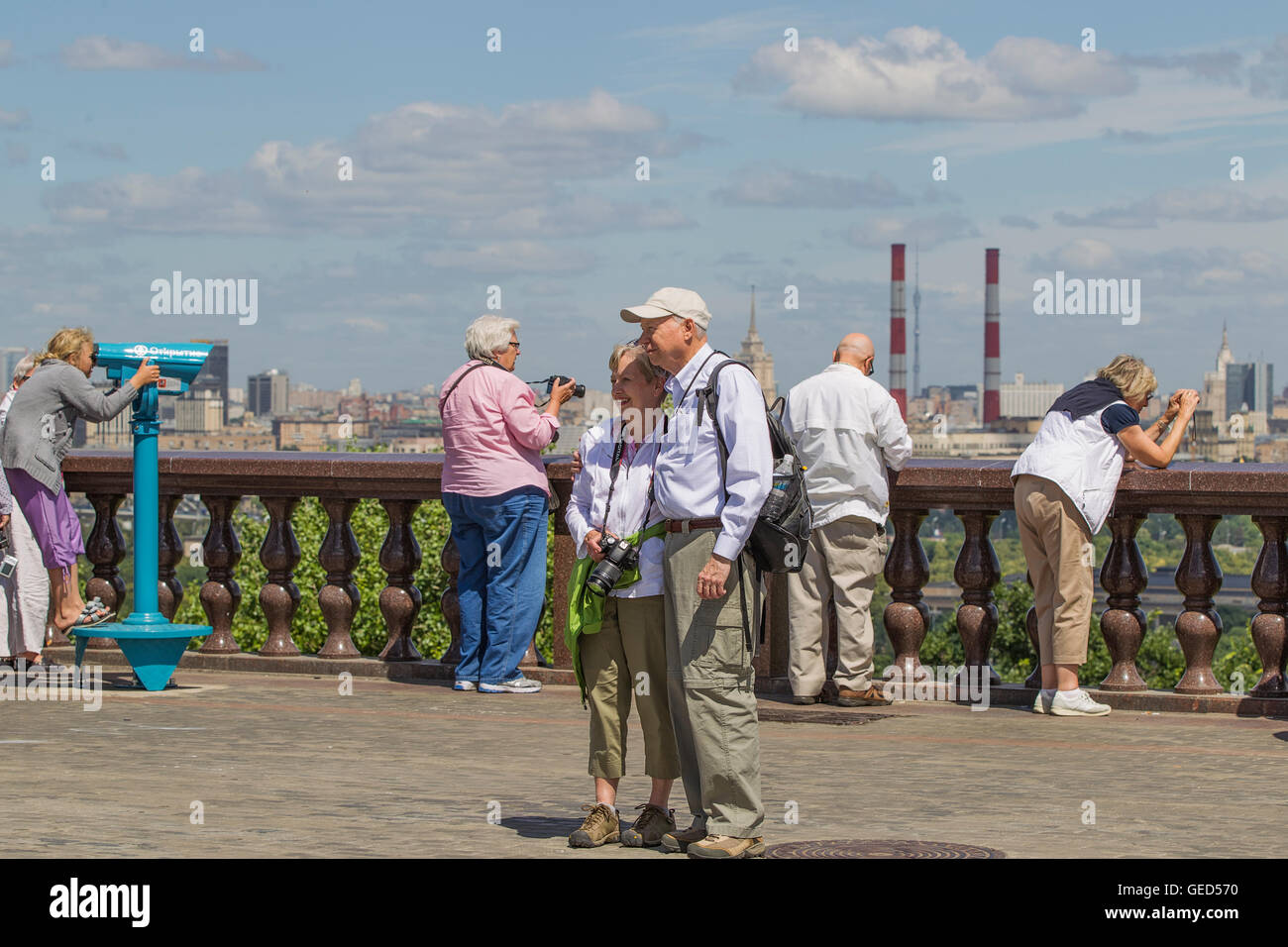 Les touristes sur une plate-forme d'observation sur le mont des Moineaux, Moscou, Russie. Banque D'Images
