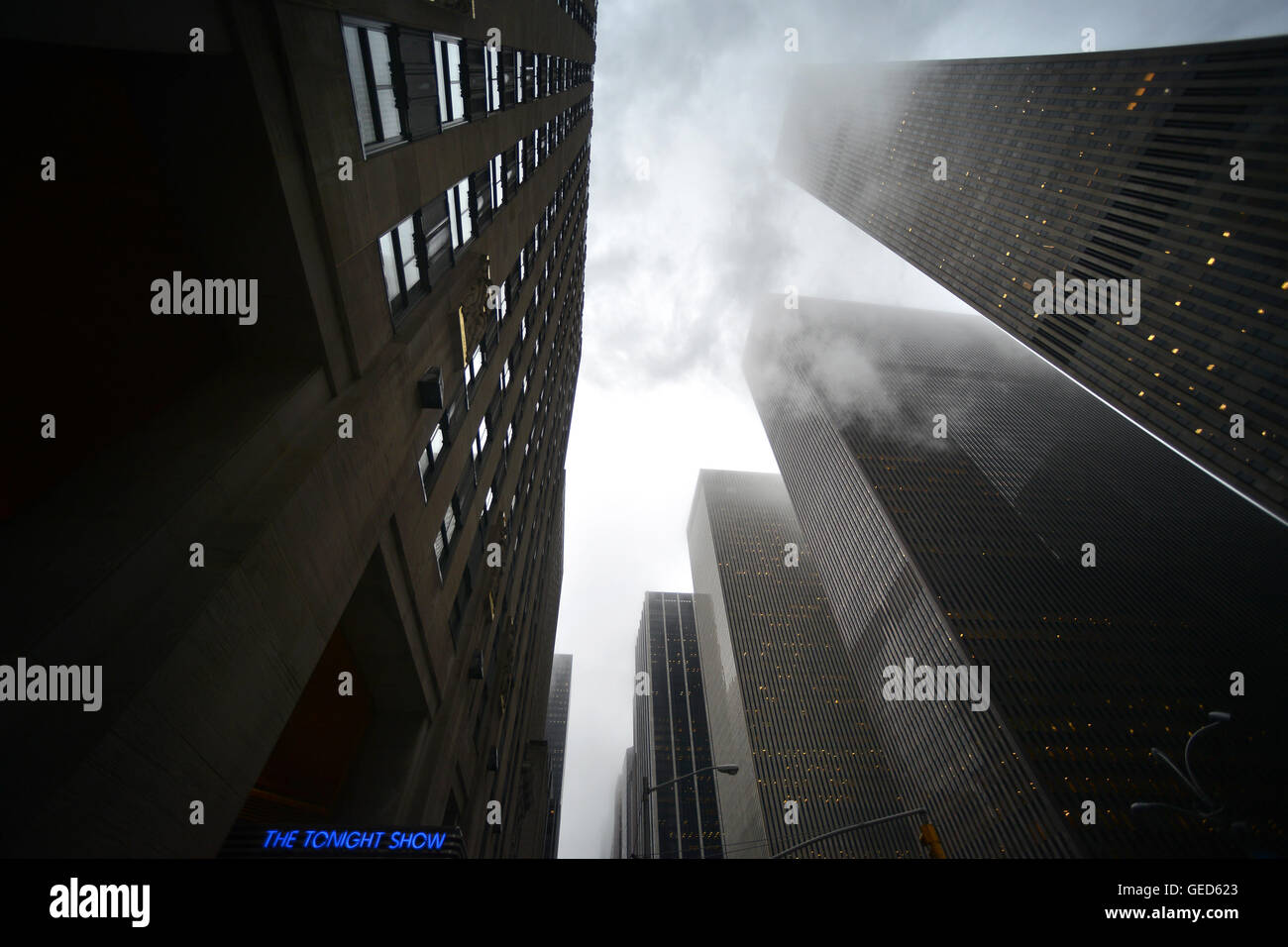 Le Tonight Show signe dans un sombre New York, avec des gratte-ciel et la vapeur Banque D'Images