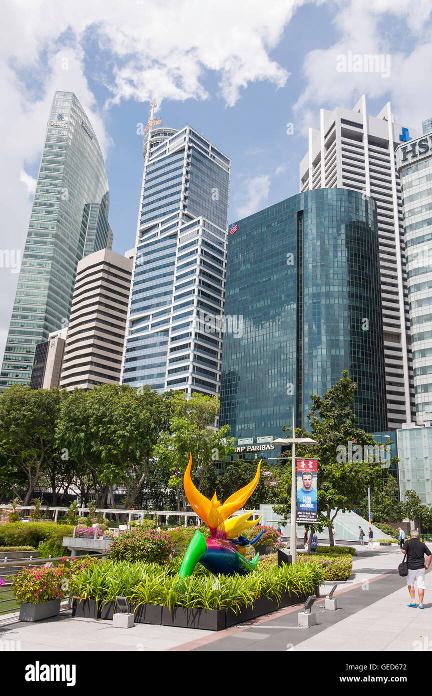 Les bâtiments de la CDB de Clifford Square montrant les oiseaux du paradis sculpture, Marina Bay, zone centrale, l'île de Singapour, Singapour Banque D'Images