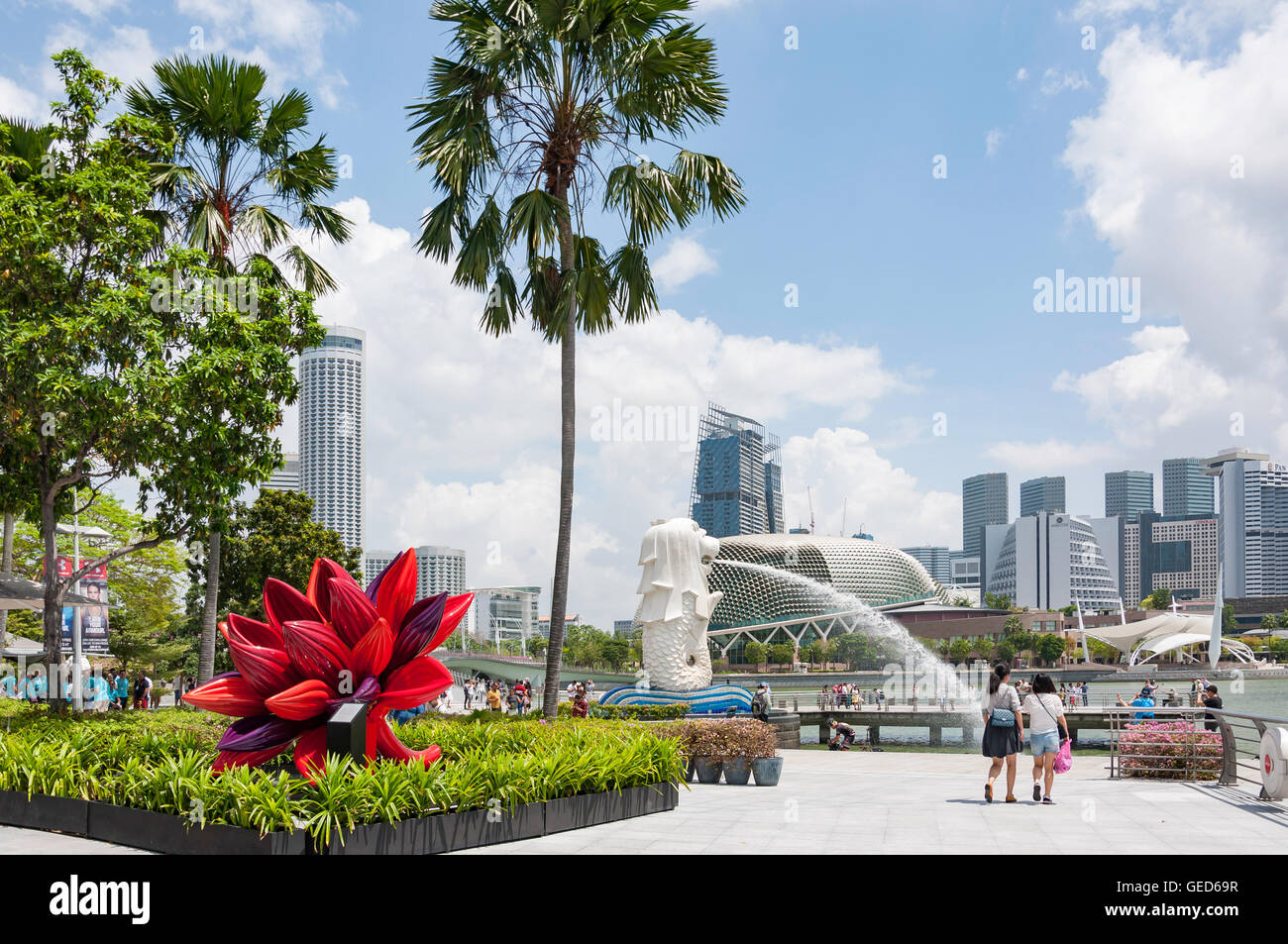 Le Merlion et sculpture de fleurs, Marina Bay, zone centrale, l'île de Pulau Ujong (Singapour), Singapour Banque D'Images