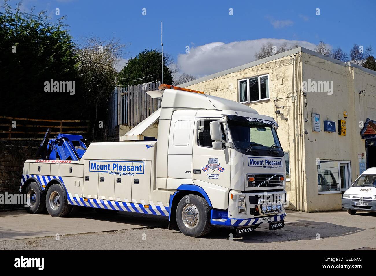 Une dépanneuse lourde Volvo FH se tient dans la cour d'un transporteur Derbyshire Banque D'Images