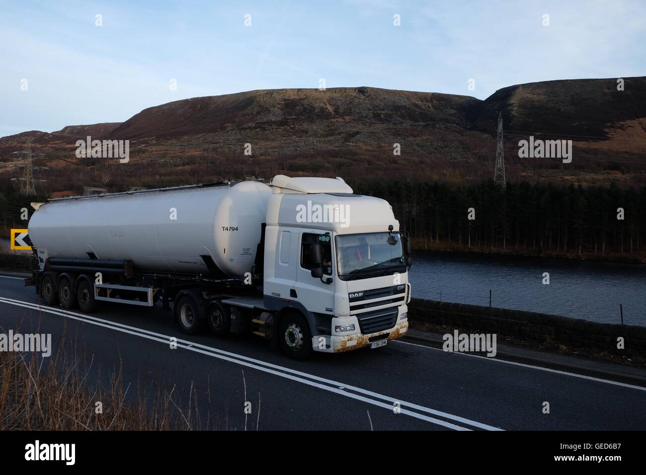 Un camion-citerne articulée DAF chefs vers Manchester sur l'A628 Woodhead Pass au crépuscule Banque D'Images