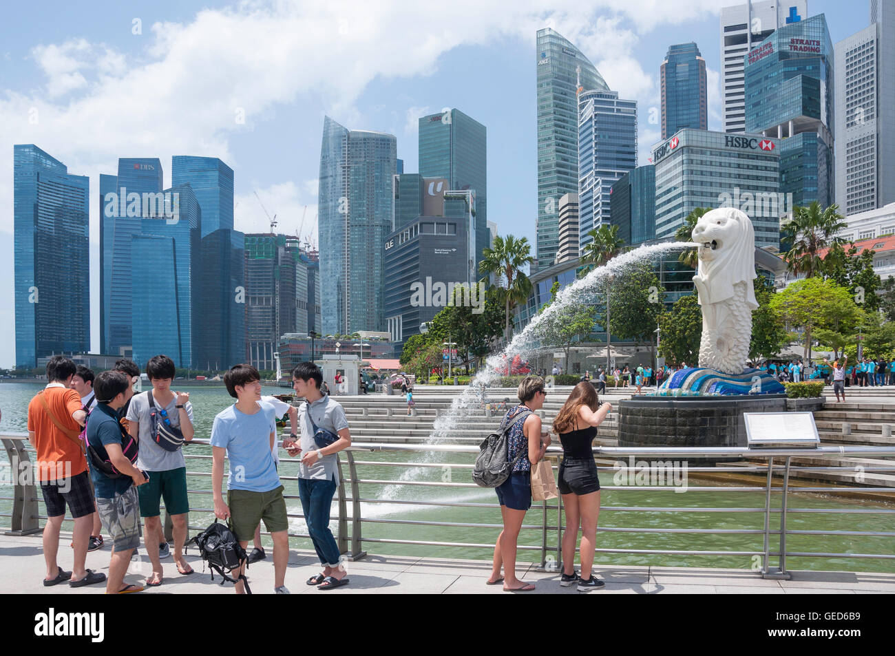 La statue du Merlion (Singa-Lau) montrant la diversité biologique des gratte-ciel, Marina Bay, zone centrale, l'île de Pulau Ujong (Singapour), Singapour Banque D'Images