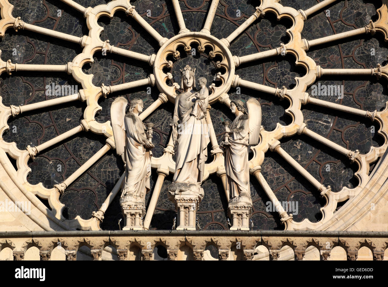 La rosace Ouest forme un halo autour de la Vierge à l'enfant qui est flanqué de deux anges. Notre Dame, Paris, France, Euro Banque D'Images