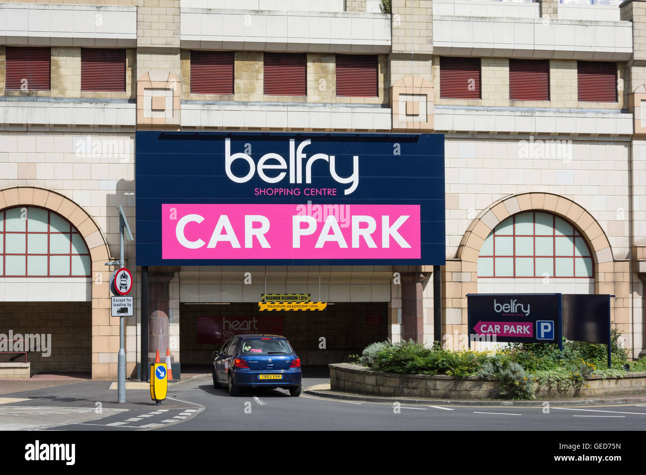 Entrée de parking du centre commercial du Beffroi, St Matthew's Road, Redhill, Surrey, Angleterre, Royaume-Uni Banque D'Images