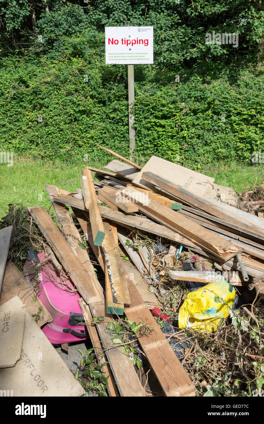 Pile de déchets déposés à côté d'une route sans signe de bascule, Stroude Road, Egham, Surrey, Angleterre, Royaume-Uni Banque D'Images