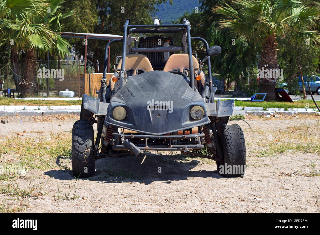 Une dune buggy abandonnées sur une plage Banque D'Images