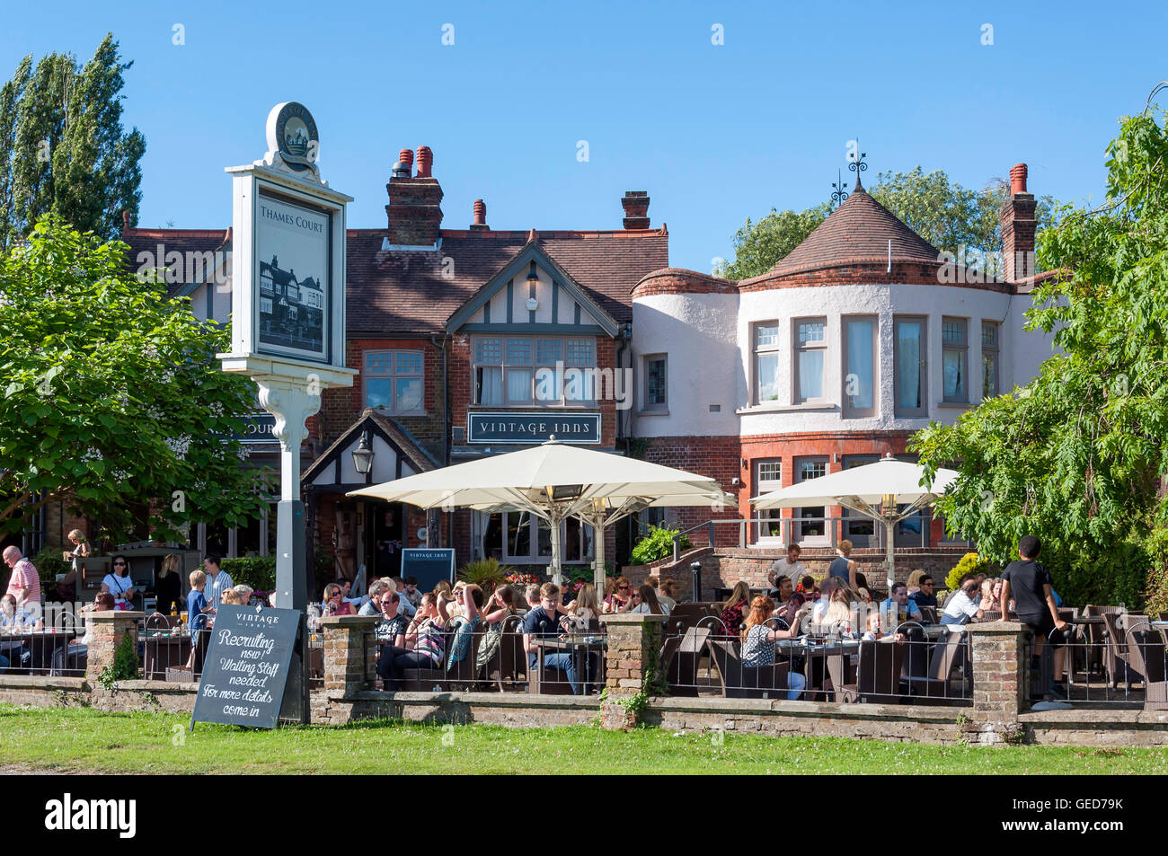 La Cour Thames Pub sur Tamise, halage, Shepperton, Surrey, Angleterre, Royaume-Uni Banque D'Images