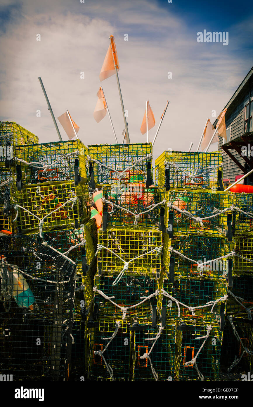 Pile de casiers à homard à l'orange de drapeaux à Menemsha Massachusetts sur Martha's Vineyard. Banque D'Images
