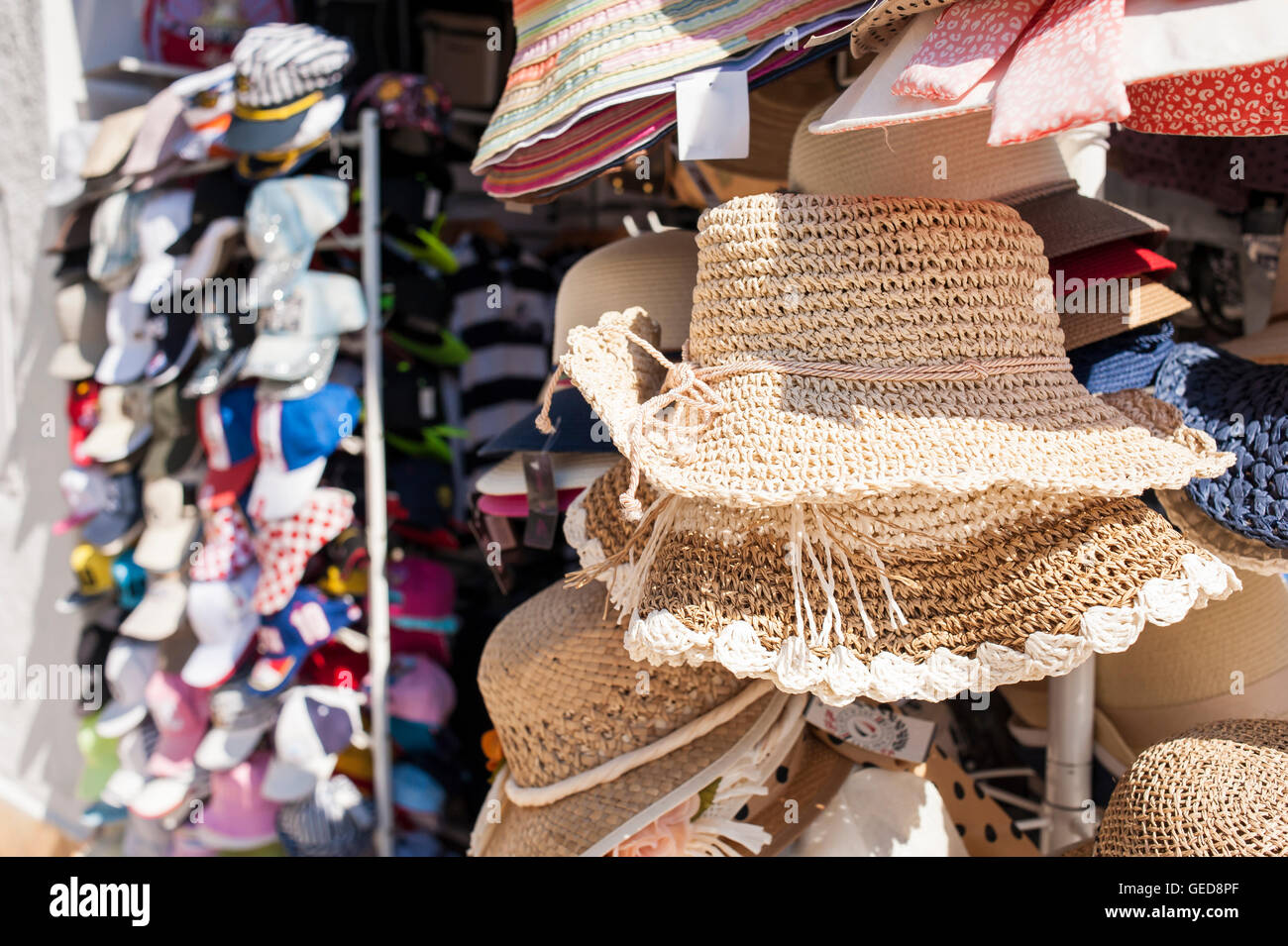 Femme de chapeaux de paille , en vente sur un marché. Banque D'Images