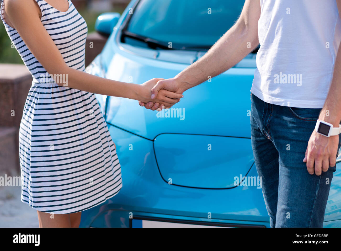 Homme tenant la main de femme Banque D'Images