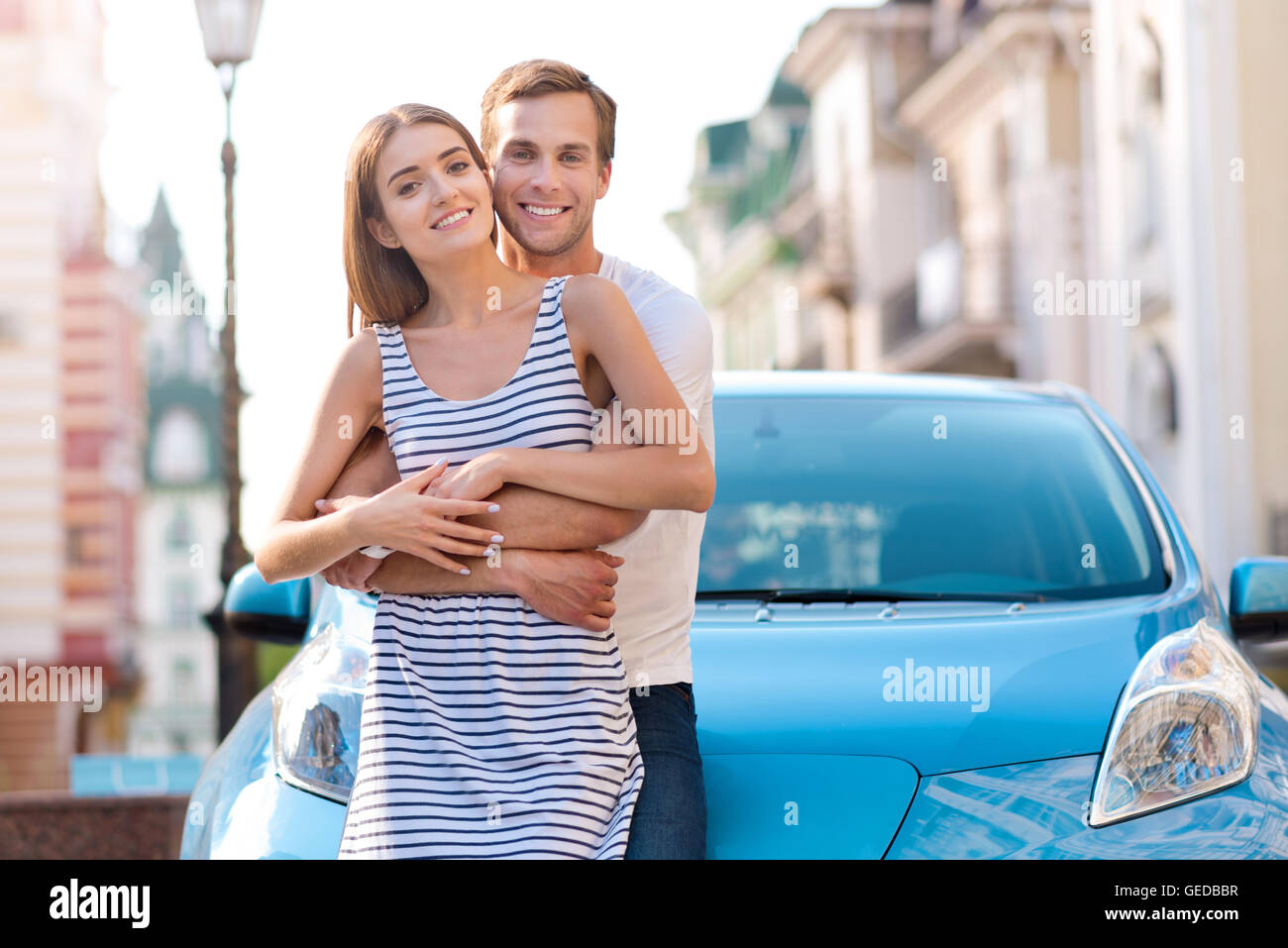 Maintien de l'homme femme en mains près de voiture Banque D'Images