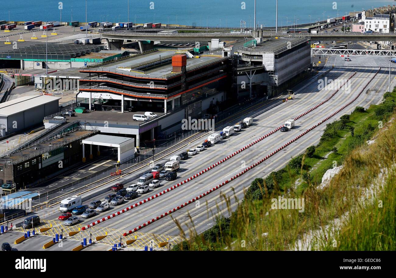 Véhicules au Port de Douvres, dans le Kent, comme certaines personnes ont été forcées d'attendre 15 heures sur les routes engorgée atteint le port au cours de la fin de semaine. Banque D'Images