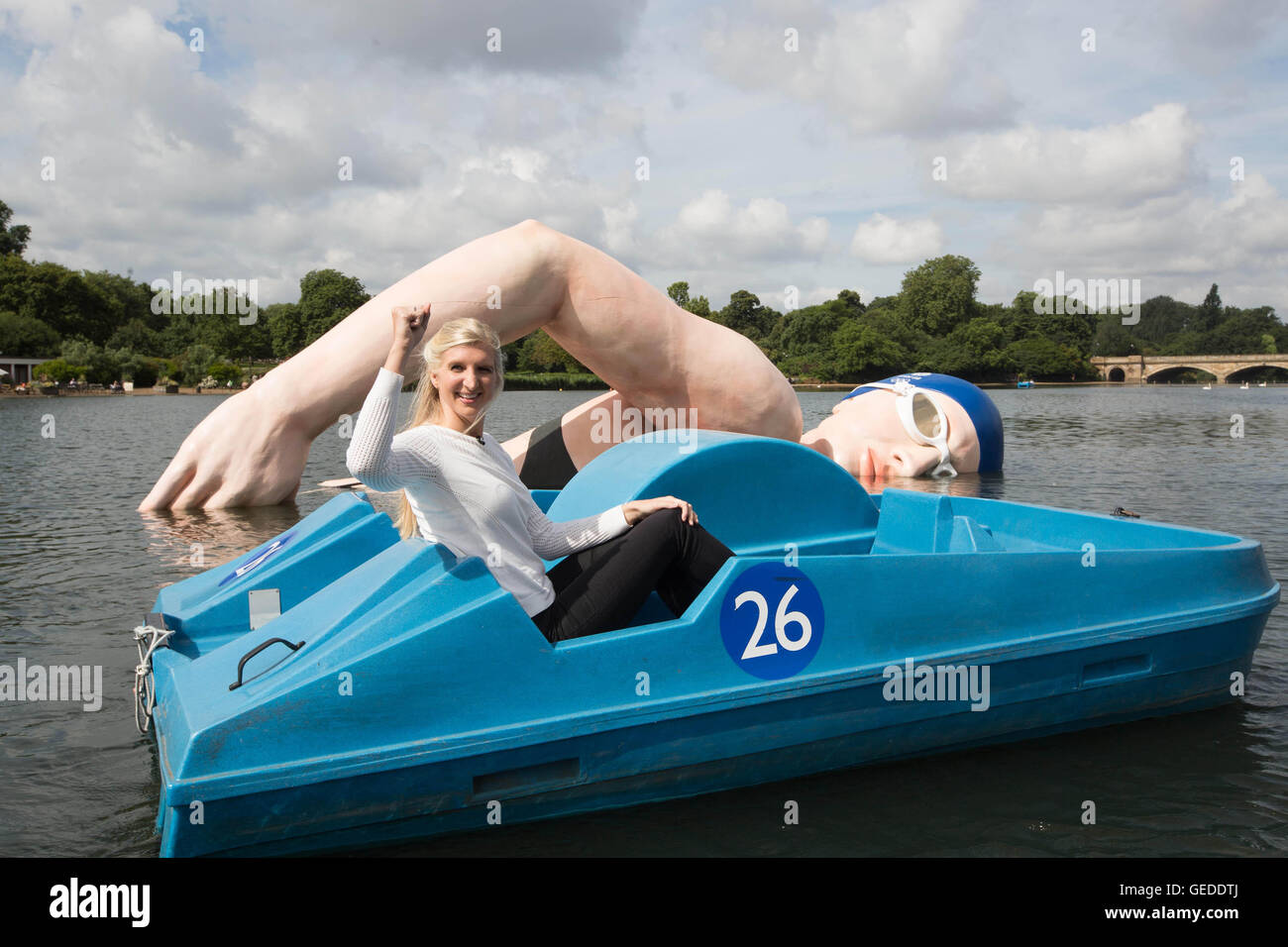 Rebecca Adlington avec une sculpture de 12 pi x 40 pi du champion britannique de natation après son dévoilement dans le Serpentine à Londres&Atilde;&Shy Hyde Park, dans le cadre de la campagne olympique Kellogg&Atilde;&Shy #GreatStarts, pour encourager le public à soutenir Team GB aux Jeux Olympiques de Rio 2016. Banque D'Images