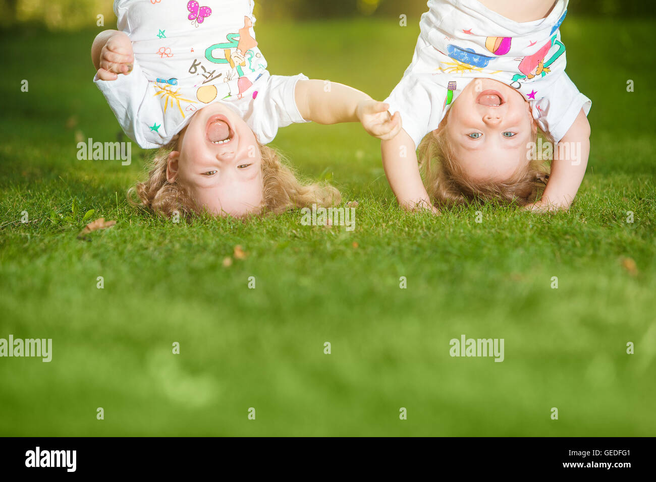 Les deux petites filles de bébé tête en bas Photo Stock - Alamy