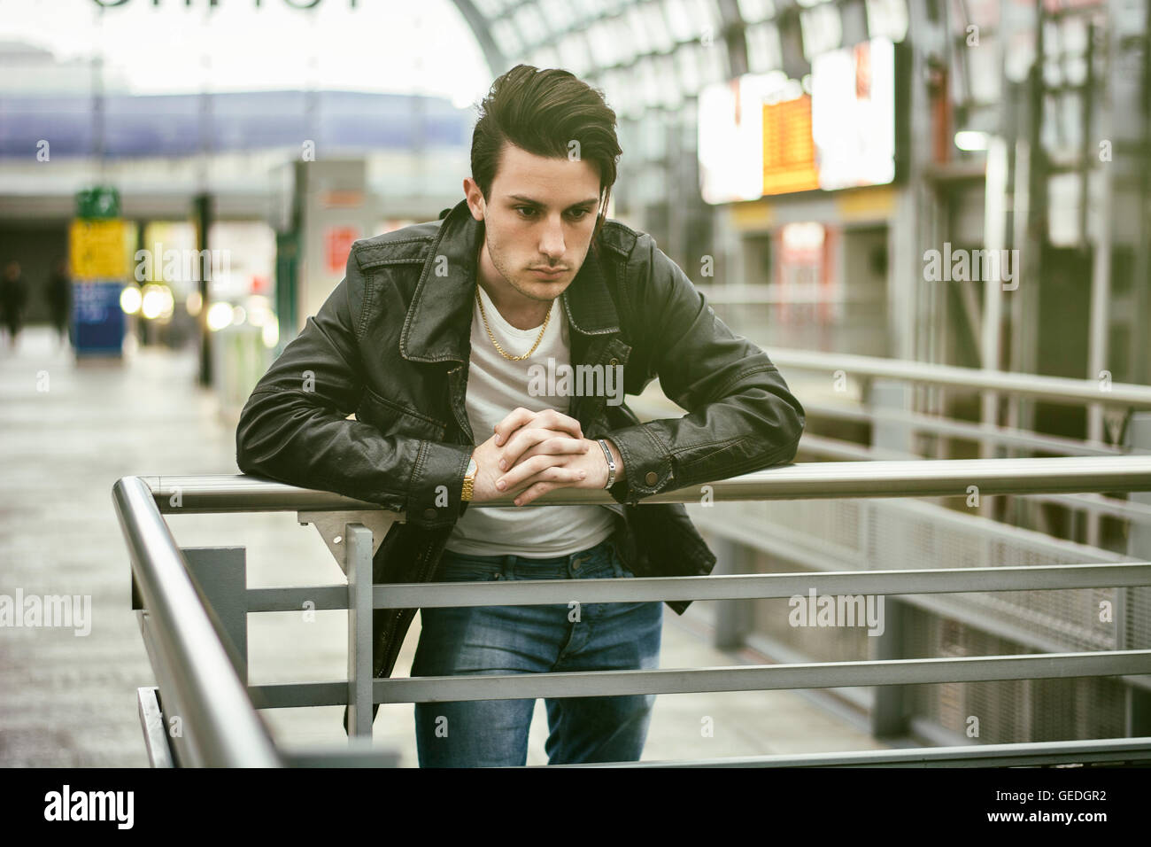 Séduisant jeune homme à l'intérieur d'un bâtiment moderne, de la gare ou aéroport ou office complex Banque D'Images