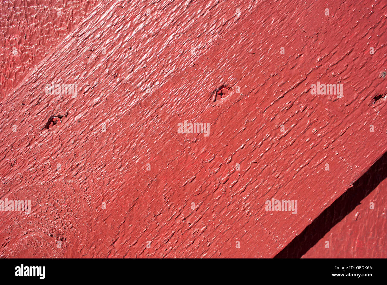 Rouge lumineux avec porte en bois rugueux texture. Banque D'Images